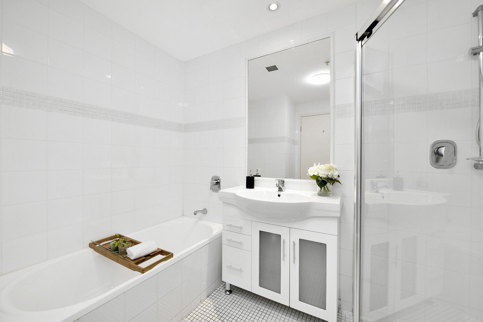 Three bedrooms resort style apartment in the heart of Hornsby